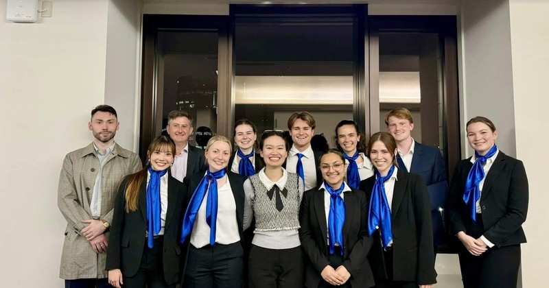 La alumna vietnamita Bui Vu Yen Nhi y los miembros del equipo nacional australiano.