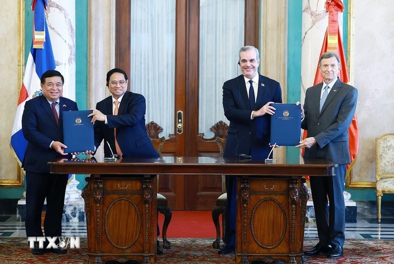 El primer ministro vietnamita, Pham Minh Chinh, y el presidente de la República Dominicana, Luis Abinader Corona, presencian la firma de un Memorando de Entendimiento para establecer un Comité conjunto para impulsar la cooperación comercial y técnica entre ambas naciones. 