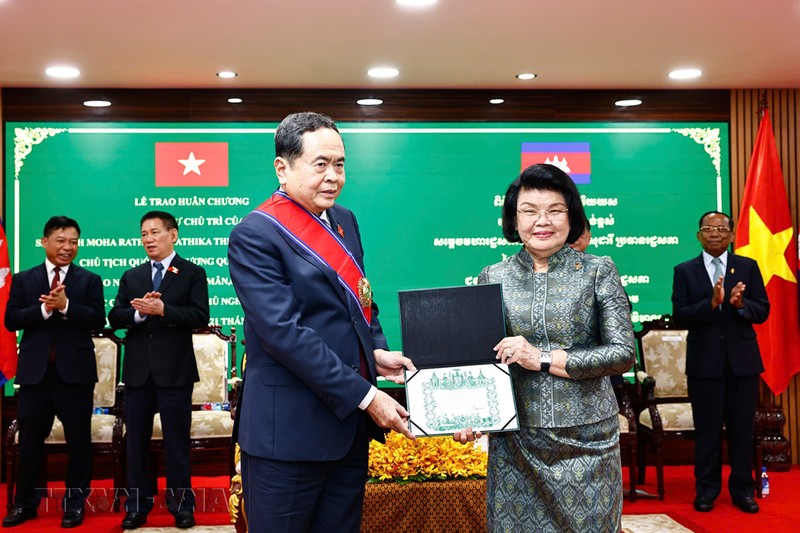 La presidenta de la Asamblea Nacional de Camboya, Samdech Khuon Sudary, entrega la Real Orden de Sahametrei en el grado de Gran Cruz, el más alto honor que Camboya otorga a los extranjeros, a su homólogo vietnamita, Tran Thanh Man. (Foto: VNA)