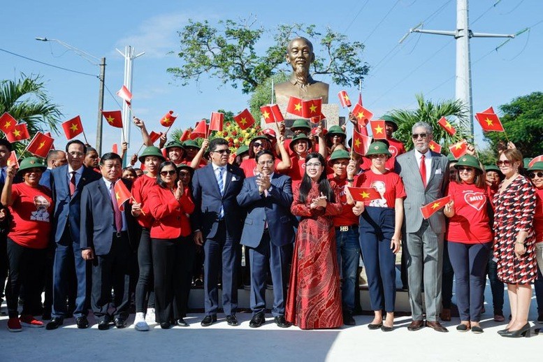 El primer ministro vietnamita, Pham Minh Chinh, en la ceremonia de renovación y colocación de ofrenda floral en el Monumento al Presidente Ho Chi Minh en la capital Santo Domingo, República Dominicana. (Foto: VGP)