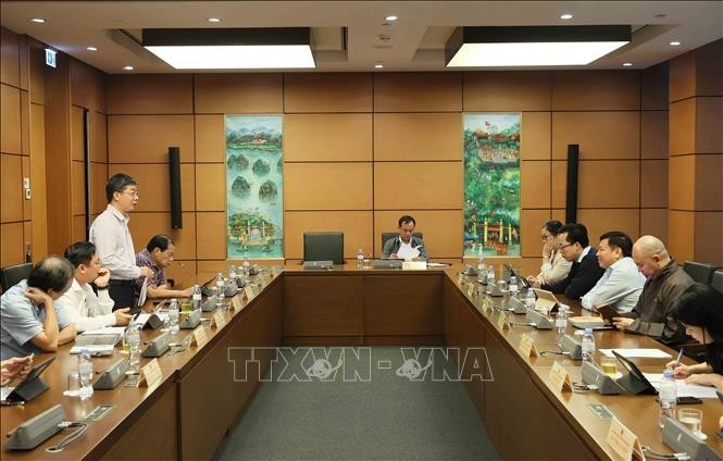 Diputados de la Asamblea Nacional de las provincias de Dien Bien, Vinh Long, Kon Tum y la ciudad de Can Tho discutieron en el grupo. (Foto: VNA)