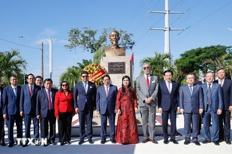 El primer ministro vietnamita, Pham Minh Chinh y su esposa en la cita. (Foto: VNA)