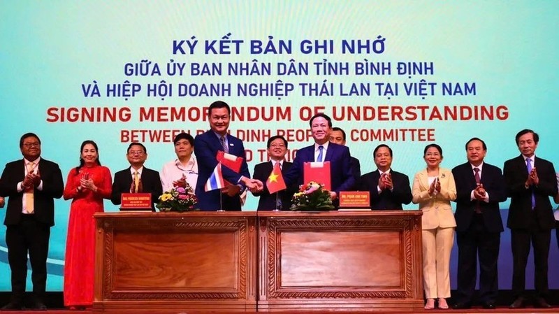 En la firma del memorando de entendimiento entre Binh Dinh y la Asociación de Empresas Tailandesas en Vietnam (Foto: VNA)