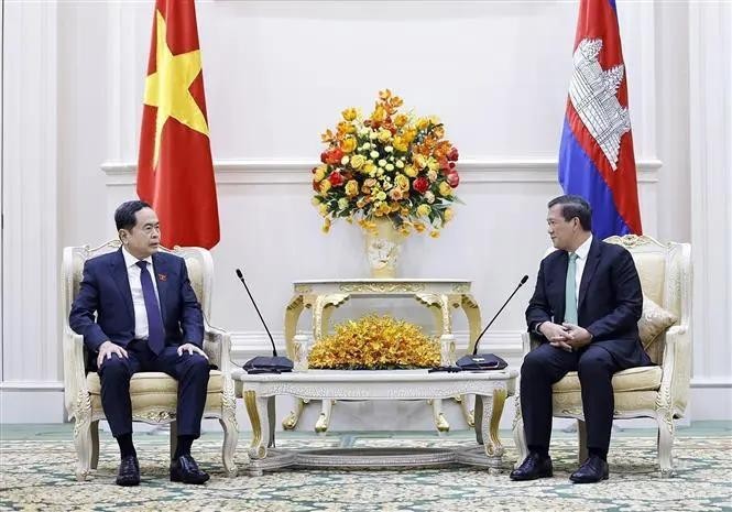 El presidente de la Asamblea Nacional de Vietnam, Tran Thanh Man (izquierda), se reúne con el primer ministro camboyano, Samdech Hun Manet. (Foto: VNA)