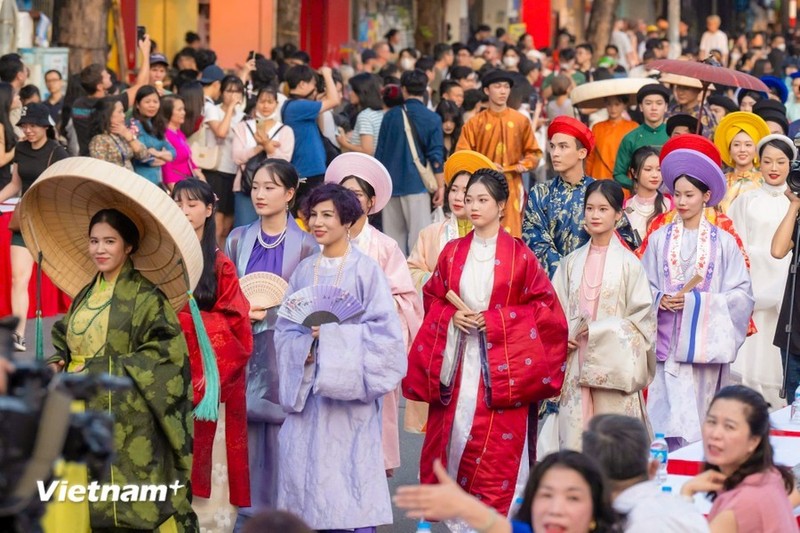 Cientos de personas vestidas con trajes antiguos de Vietnam desfilaron por calles de Hanói