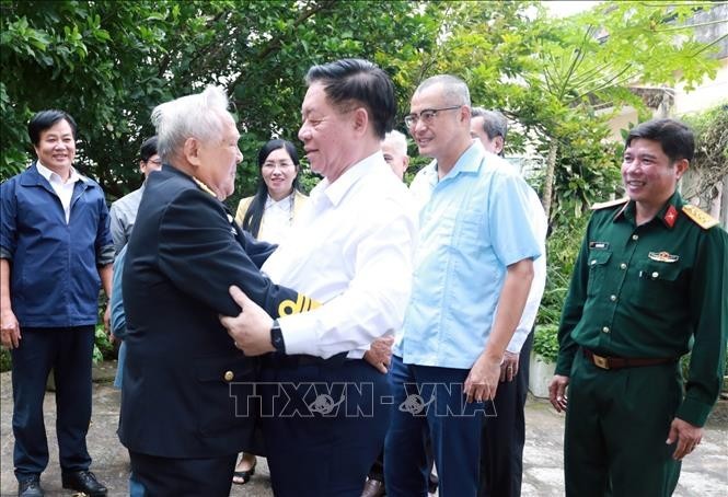 El miembro del Buró Político del Partido Comunista de Vietnam (PCV), Nguyen Trong Nghia, saludó a los testigos históricos de los “barcos sin número” en provincia de Phu Yen (Foto: VNA)