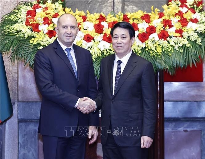 El presidente de Vietnam, Luong Cuong (derecha), y su par búlgaro Rumen Radev (Foto: VNA)