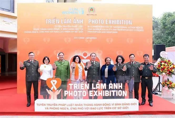 Inauguran exposición fotográfica en Vietnam con motivo del mes de acción por la igualdad de género. (Foto: VNA)