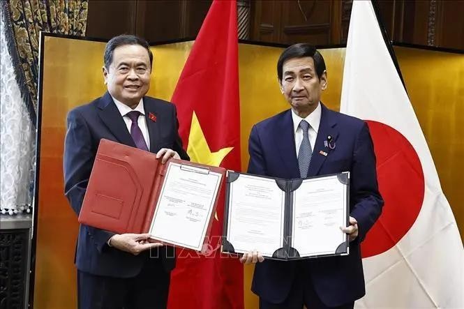 El presidente de la Asamblea Nacional de Vietnam, Tran Thanh Man (izquierda) y el presidente de la Cámara de Consejeros de Japón, intercambian documentos de cooperación (Foto: VNA)