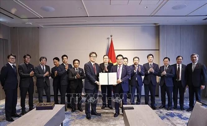 El presidente de la Asamblea Nacional, Tran Thanh Man, presencia el intercambio de un memorando de entendimiento para la cooperación en formación educativa entre la Universidad de Hiroshima (HU) y el grupo Sovico. (Foto: VNA)