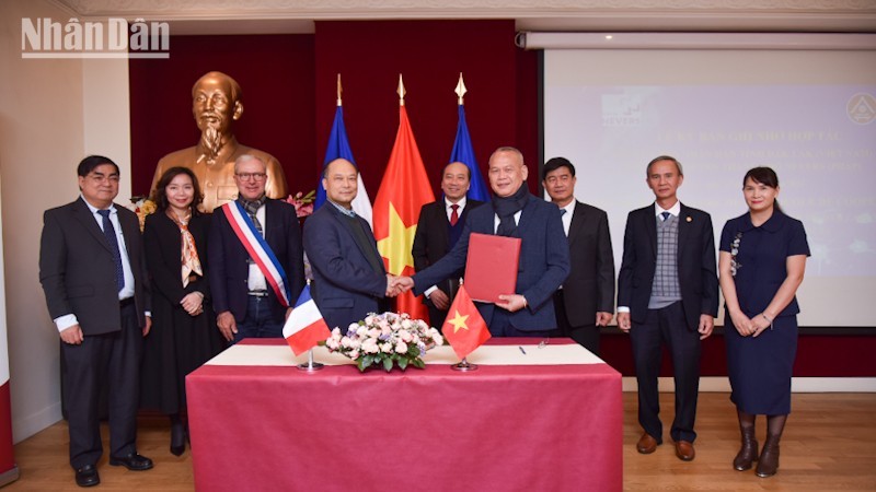 En la firma del memorando de entendimiento entre Dak Lak y la ciudad de Nevers, del departamento francés de Nièvre. (Foto: Nhan Dan)