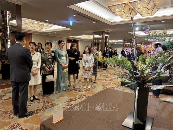 La Feria Internacional de Ikebana 2024 presenta 31 estilos tradicionales de arreglos florales japoneses con diversos colores y diseños artísticos únicos. (Foto: VNA)