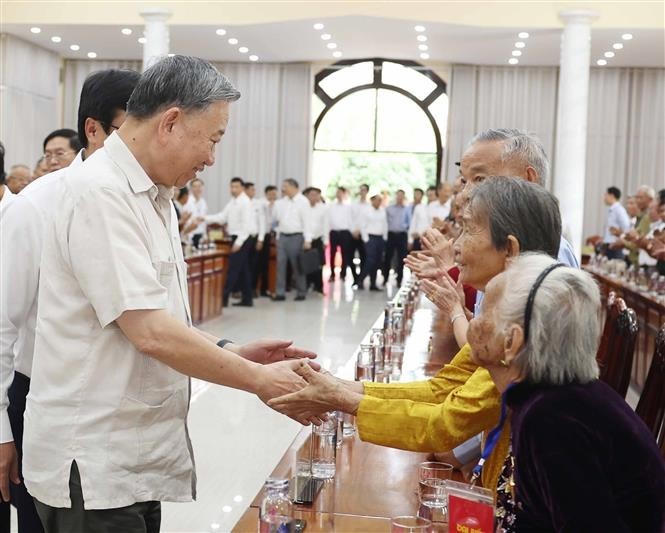 El secretario general del Partido Comunista de Vietnam, To Lam, entrega regalos a las madres heroicas de Dong Thap (Foto: VNA)