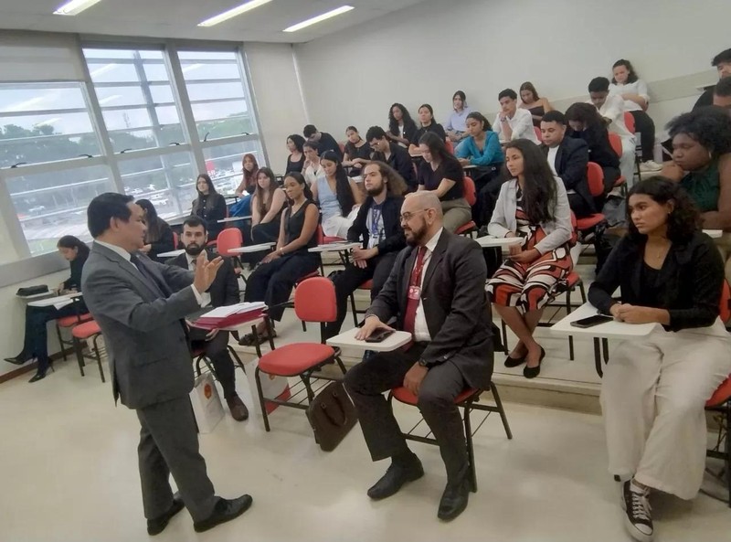 El embajador de Vietnam en Brasil, Bui Van Nghi, participa en la presentación de ensayos de los 44 estudiantes de Relaciones Internacionales del "Proyecto Integrado" del Instituto de Educación Superior de Brasilia. (Foto: Ministerio de Relaciones Exteriores de Vietnam)