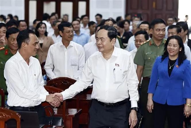 El presidente de la Asamblea Nacional de Vietnam, Tran Thanh Man y los votantes de la ciudad de Vi Thanh, de la provincia sureña de Hau Giang. (Foto: VNA)