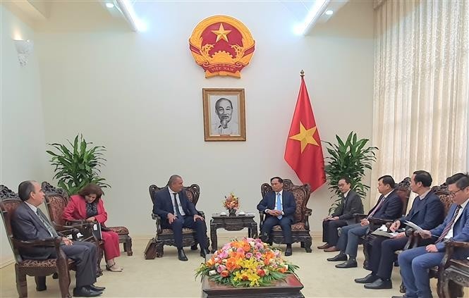 El viceprimer ministro y canciller de Vietnam, Bui Thanh Son, recibe al ministro cubano de Agricultura, Ydael Jesús Pézez Brito. (Foto: VNA)