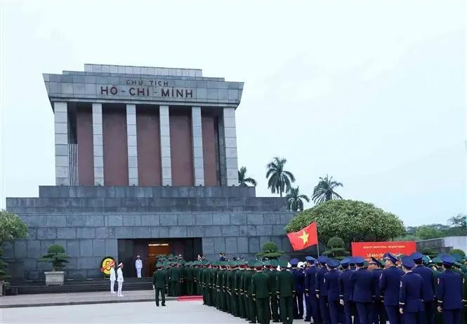 Las delegaciones de la Comisión Militar Central y el Ministerio de Defensa de Vietnam rinden homenaje al Presidente Ho Chi Minh (Foto: VNA)