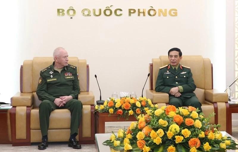 El ministro de Defensa vietnamita, general Phan Van Giang (derecha) recibe al subjefe de la cartera de Defenfa de Rusia, coronel general Alexander Fomin (Foto: VNA)