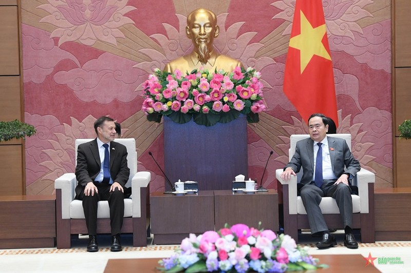 El presidente de la Asamblea Nacional de Vietnam, Tran Thanh Man (derecha) recibe al embajador australiano, Andrew Goledzinowski (Foto: qdnd.vn)