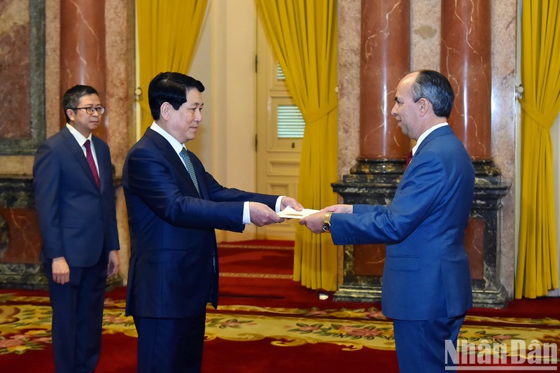 El presidente de Vietnam, Luong Cuong (izquierda) recibe al embajador cubano en Hanói, Rogelio Polanco Fuentes (Foto: VNA)