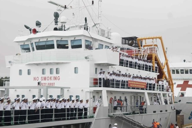 El Alto Mando de la Región Naval 4 organiza una ceremonia para despedir a una delegación de trabajo que visitará el distrito insular de Truong Sa (Spratly), a medida que se acerca el Tet (Foto: VNA)