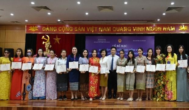 Los maestros vietnamitas en el extranjero reciben certificados después del curso de capacitación. (Fotografía: VNA)