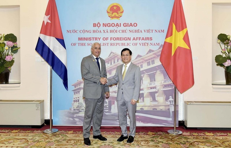 El viceministro primero de Relaciones Exteriores de Cuba, Gerardo Peñalver Portal, y el vicecanciller de Vietnam, Ha Kim Ngoc. (Fotografía: baoquocte.vn)