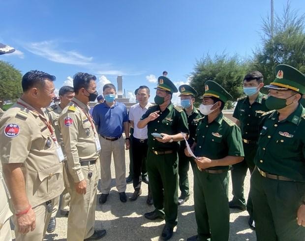 Oficiales y soldados de la estación de guardia fronteriza de la puerta fronteriza internacional de Tinh Bien, de la provincia vietnamita de An Giang intercambian procedimientos legales antes de recibir a 26 ciudadanos vietnamitas entregados por Camboya. (Fotografía: VNA)