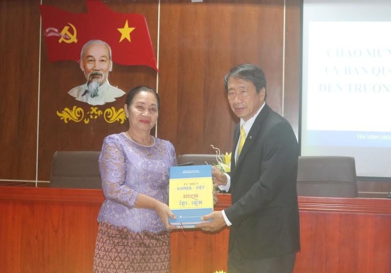 Chou Bun Eng, secretaria de Estado del Ministerio del Interior de Camboya y Nguyen Minh Hoa, rector de la Universidad de Tra Vinh.