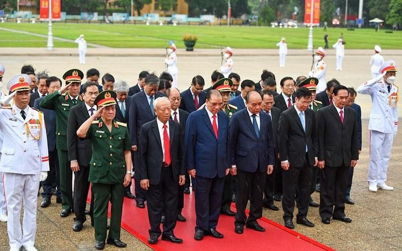Dirigentes del Partido y Estado rinden homenaje al Presidente Ho Chi Minh.