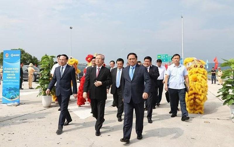 El primer ministro Pham Minh Chinh y los delegados en el evento. (Fotografía: VNA)