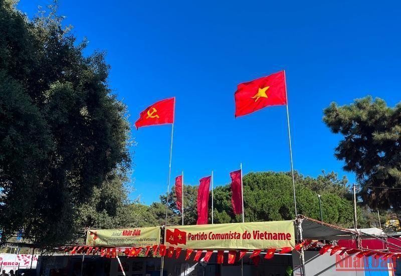 El stand del diario Nhan Dan destaca en la Zona Internacional en el Festival de Avante 2022.