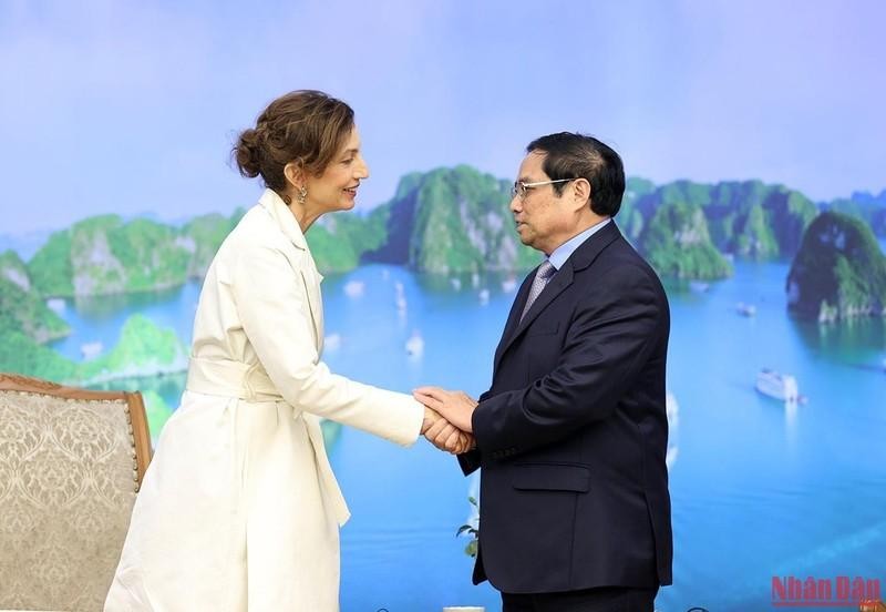 El primer ministro Pham Minh Chinh da la bienvenida a la directora general de la Unesco, Audrey Azoulay.