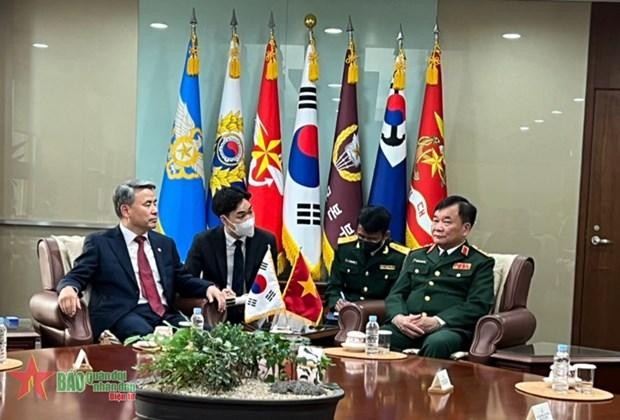 El ministro de Defensa de Corea del Sur, Lee Jong Sup, recibe al subtitular de Defensa de Vietnam, Hoang Xuan Chien. (Fotografía: qdnd.vn)
