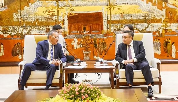 El presidente del Comité Popular de Hanói, Tran Sy Thanh, y el embajador kazajo, Yerlan Baizhanov. (Fotografía: VNA)