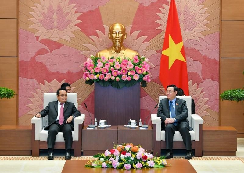 El presidente de la Asamblea Nacional de Vietnam, Vuong Dinh Hue (derecha), recibe al presidente de la Auditoría de Estado de Laos, Viengthavisone Thephachanh. 
