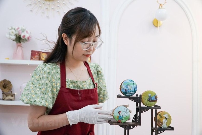 Con manos hábiles y gran creatividad, Thuy Duong (de 27 años, residente en el distrito de Thanh Xuan, Hanói) ha elaborado pasteles de luna artísticos únicos con imágenes folclóricas tradicionales. (Fotografía: Vietnam+)