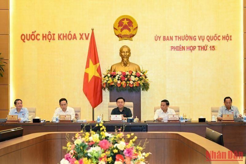 El presidente del Parlamento, Vuong Dinh Hue, y los vicepresidentes legislativos en el evento.