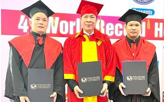 Primer vietnamita en recibir el título de Profesor Honorario de la Universidad de Récords Mundiales. (Fotografía: toquoc.vn)