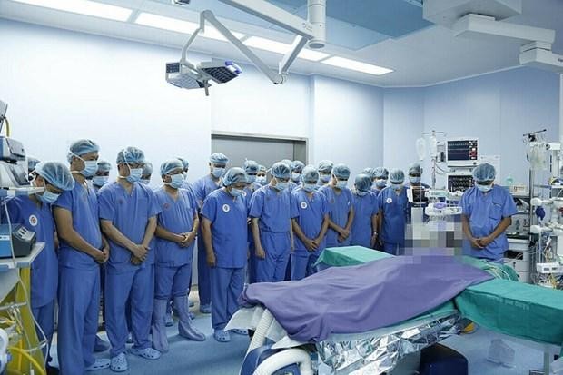 Médicos guardan un minuto de silencio antes del trasplante. (Fotografía: VNA)