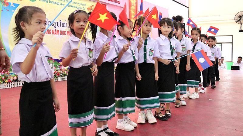 Los alumnos de la escuela bilingüe laosiana-vietnamita Nguyen Du en el evento. 