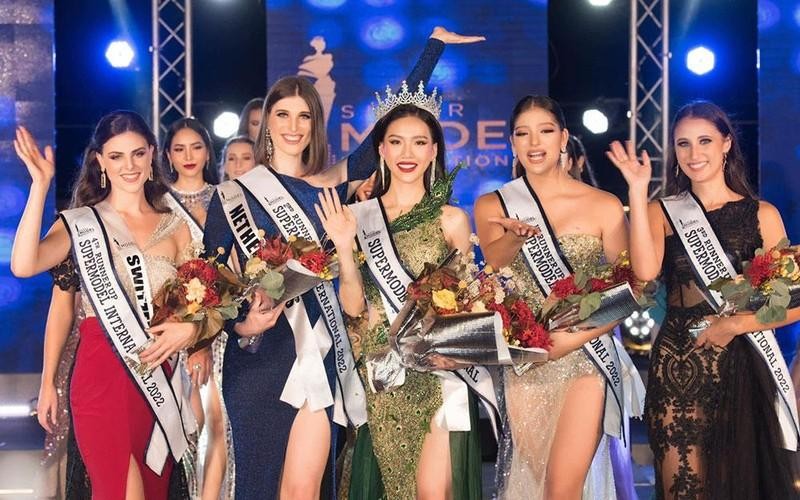 La Supermodelo Internacional 2022 Bui Quynh Hoa y las finalistas. 