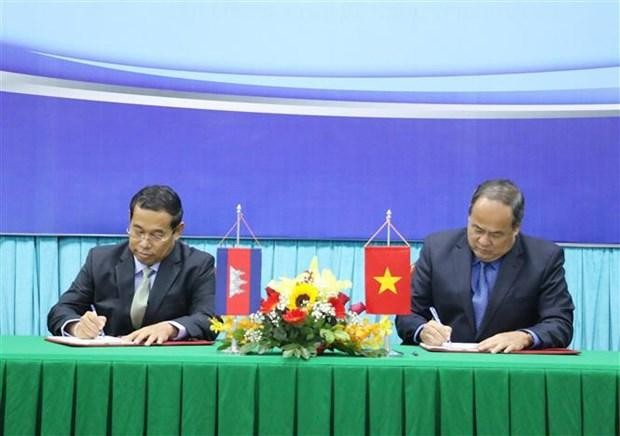 El presidente del Comité Popular de An Giang, Nguyen Thanh Binh (D), y el gobernador de Takeo, Ouch Phea. (Fotografía: VNA)
