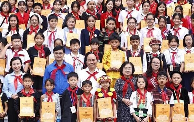 Presidente vietnamita se encuentra con niños destacados de etnias del país. (Fotografía: VNA)