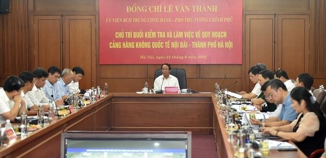 El viceprimer ministro de Vietnam Le Van Thanh, habla en la reunión de trabajo. (Fotografía: VGP)