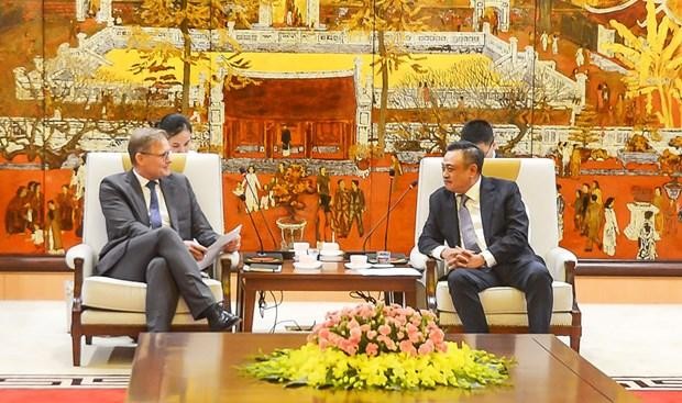 El panorama de la reunión entre el presidente del Comité Popular de Hanói, Tran Sy Thanh (derecha), y el embajador de Dinamarca, Nicolai Prytz. (Fotografía: hanoimoi.com.vn)