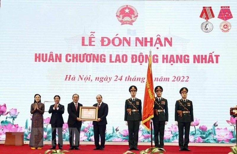 El presidente Nguyen Xuan Phuc entrega la Orden de Trabajo de primera clase a la Oficina Presidencial.