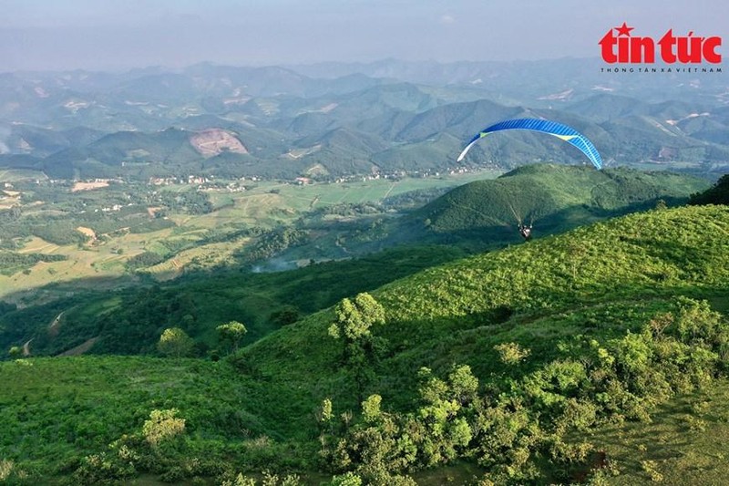 El pico U Bo se sitúa a más de 90 kilómetros de Hanói. Desde la parte superior, se puede apreciar la amplia área residencial circundante con vastos campos de césped, pendientes altas y sinuosas, bosques y terrazas arroceras. (Foto: VNA)