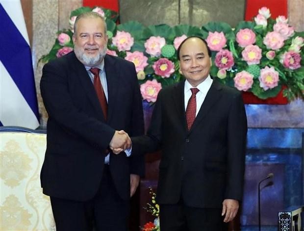 El presidente de Vietnam, Nguyen Xuan Phuc, recibe al primer ministro de Cuba, Manuel Marrero Cruz. (Fotografía: VNA)