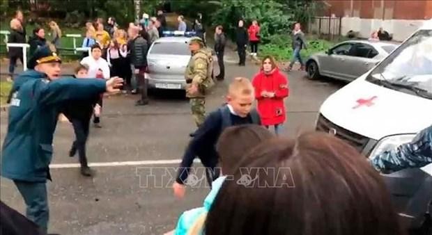 Las fuerzas funcionales evacuaron a los estudiantes en la escena de un tiroteo en una escuela en la ciudad de Izhevsk. (Fotografía: TASS/VNA)